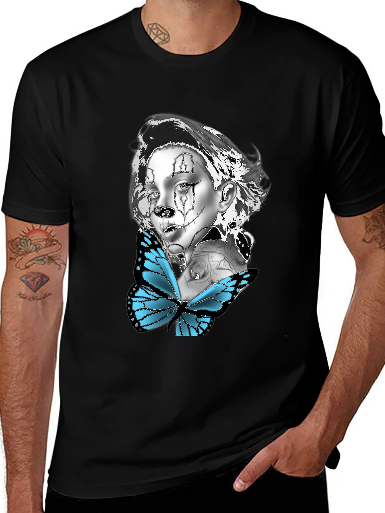 Camiseta Negra con Diseño de Mariposa y Mujer