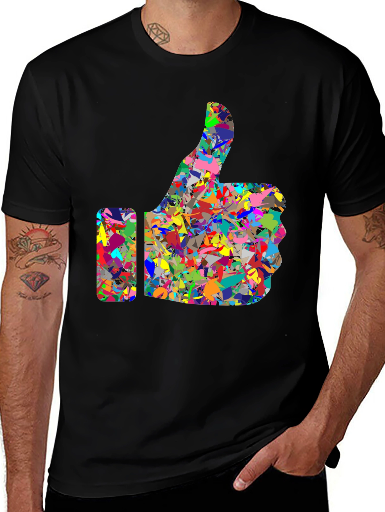 Camiseta Negra con Diseño de Pulgar Arriba Abstracto