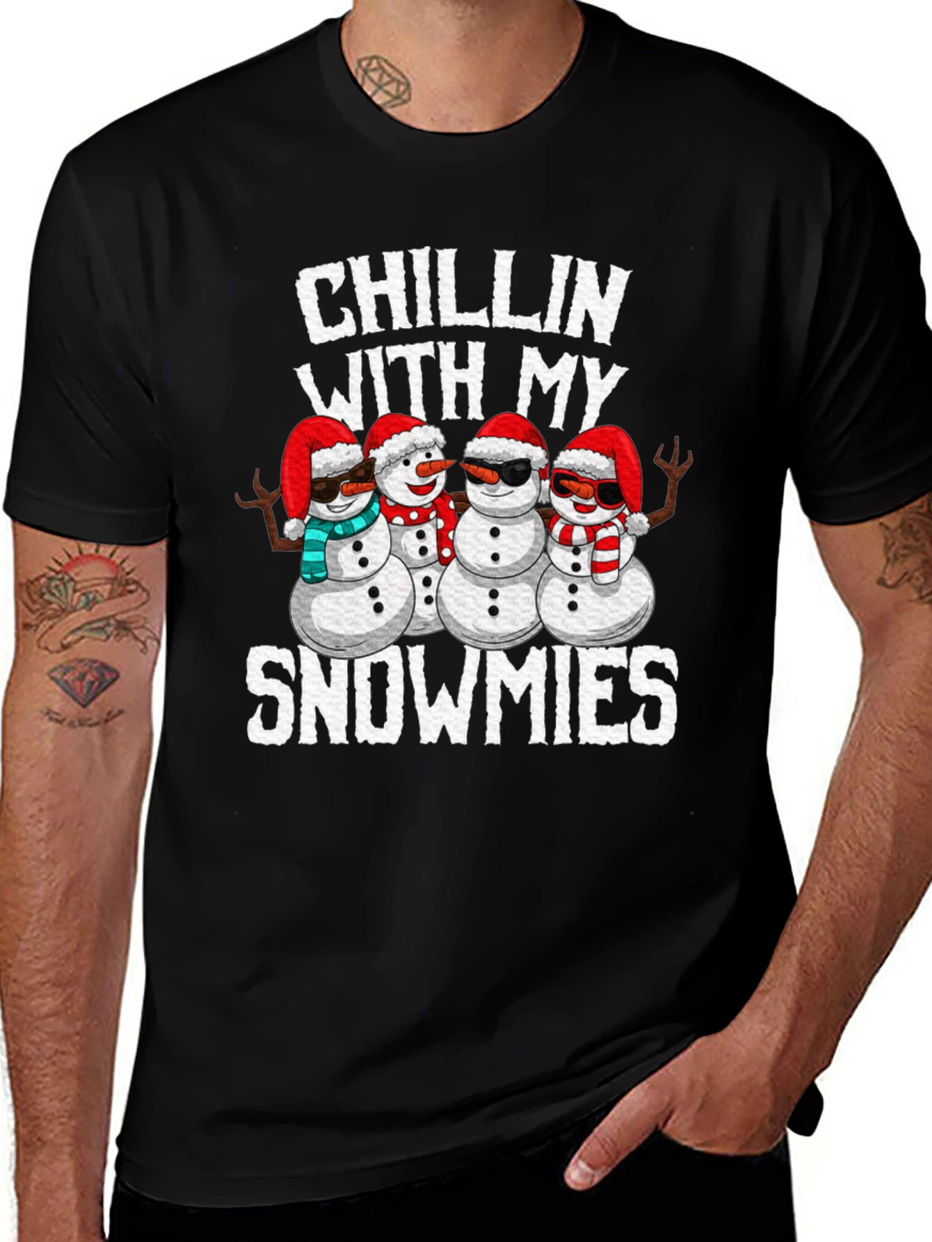 Camiseta Negra con Diseño Navideño Chillin With My Snowmies