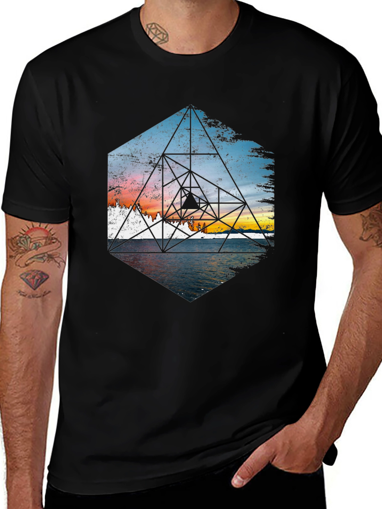 Camiseta Negra con Diseño Geométrico de Atardecer
