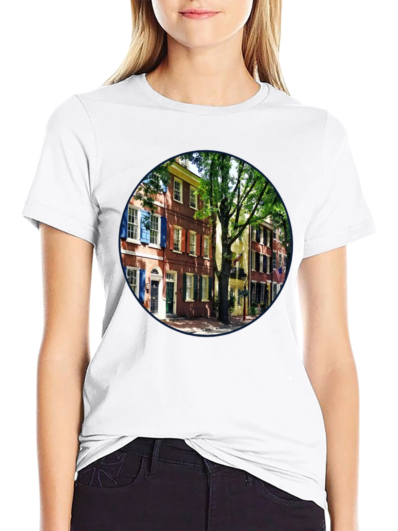 Camiseta Urbana con Diseño Arquitectónico Clásico