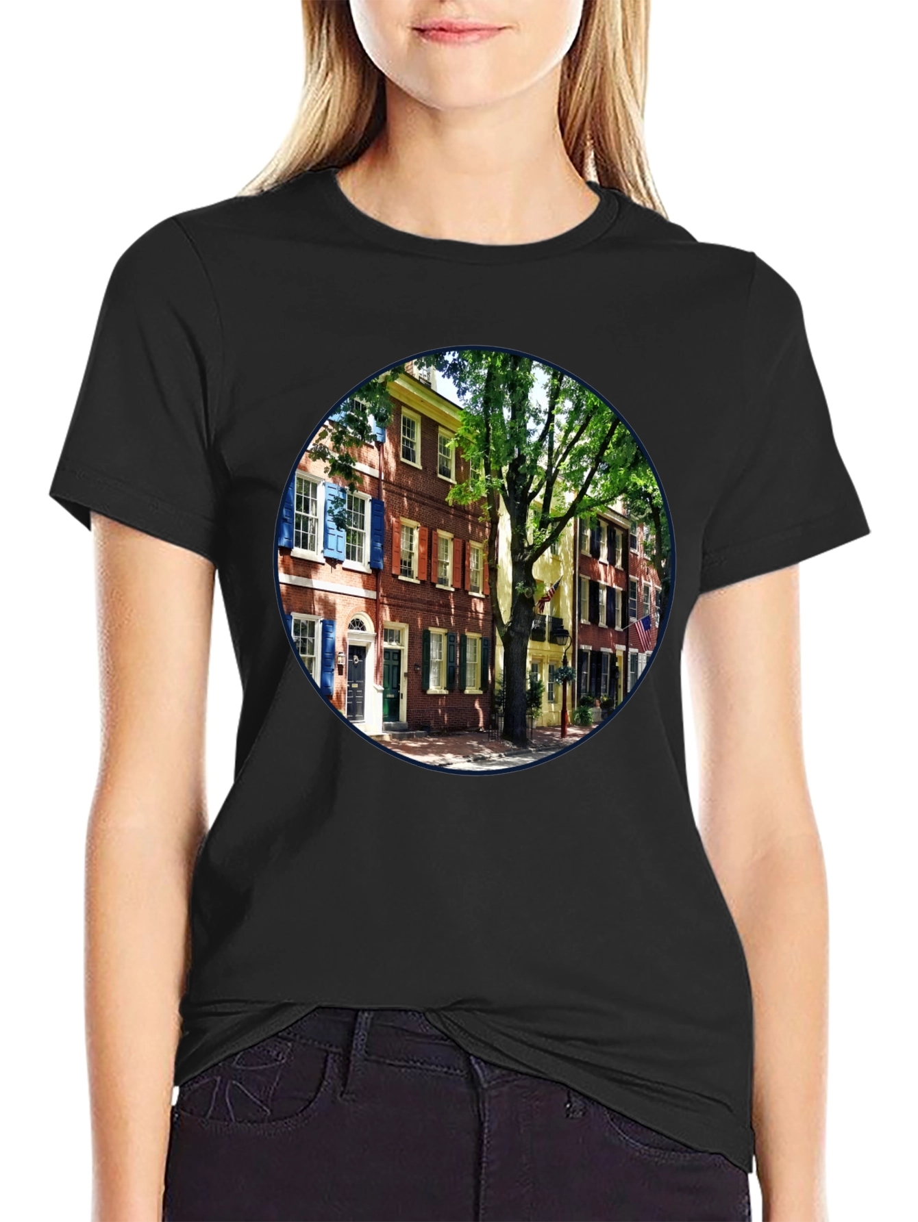 Camiseta Urbana con Diseño Arquitectónico Clásico