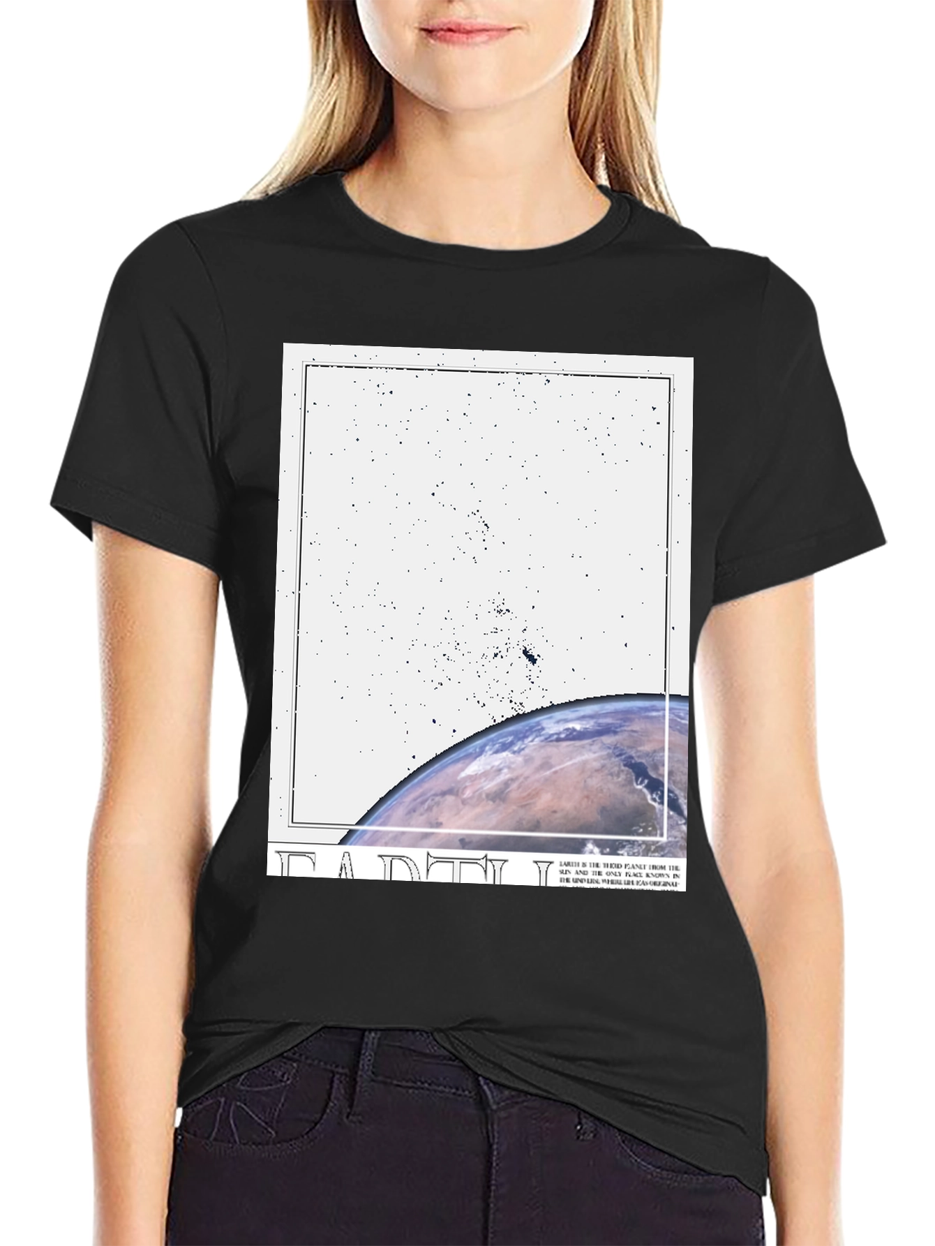 Camiseta Negra Estampada con Diseño Planeta Tierra