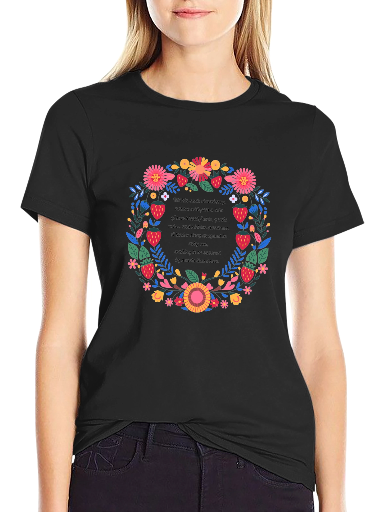 Camiseta Negra con Diseño Floral y de Fresas